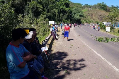 Cerca de 300 indígenas bloqueiam a BR-386 no município de Iraí, no norte do Estado. O bloqueio iniciou às 10h desta terça-feira (26) e interrompe a rodovia nos dois sentidos.