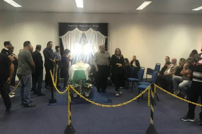Corpo do jornalista Rafael Henzel é velado em Chapecó