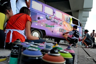  PORTO ALEGRE, RS, BRASIL, 27/03/2019- Estudantes da Escola Escola de Estadual de Ensino Fundamental Aurelio Reis vão desenvolver um trabalho de Grafite na Kombi da Secretaria de Educação em parceria com o artista e rua Lucas Anão.(FOTOGRAFO: FERNANDO GOMES / AGENCIA RBS)