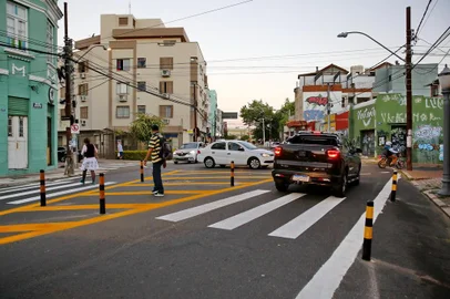  PORTO ALEGRE, RS, BRASIL 28/03/2019 - A prefeitura de Porto Alegre está pintando o asfalto da João Alfredo para simular como seria se a rua tivesse menos espaço para carros e mais para as pessoas circularem. (FOTO: ROBINSON ESTRÁSULAS/AGÊNCIA RBS)