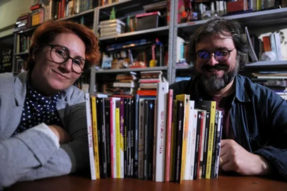  CAXIAS DO SUL, RS, 28/03/2019 - Criada por Camila Cornutti e Marco de Menezes, a editora Modelo de Nuvem encerra as atividades. Em dez anos, a Modelo lançou 40 títulos. (Marcelo Casagrande/Agência RBS)