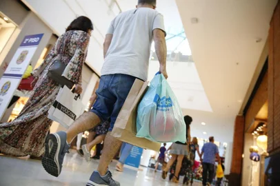  PORTO ALEGRE, RS, BRASIL, 24-12-2018: Compras de última hora na véspera de Natal em Porto Alegre. No Shopping Praia de Belas, o movimento foi tranquilo (FOTO FÉLIX ZUCCO/AGÊNCIA RBS, Editoria de Notícias).