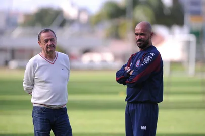  CAXIAS DO SUL, RS, BRASIL (29/03/2019)Treino do SER Caxias no Estádio Centenário em Caxias do Sul. Na foto, (E) vice de futebol José Caetano Setti e técnico Pingo. (Antonio Valiente/Agência RBS)