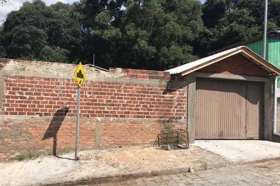 Rafael Souza dos Santos, 25 anos, matou a companheira de 22 anos, Tailine Correa, além de balear a filha dela, de 4 anos, e a avó da vítima, de 81 anos, no bairro Mariani em Caxias do Sul. O caso ocorreu em uma residência na Rua Rachel Cousseau.