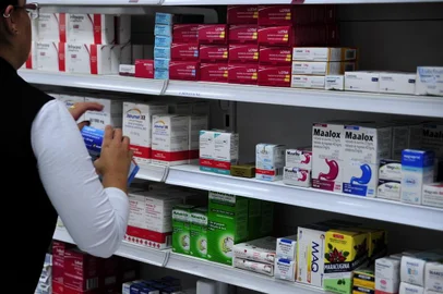  CAXIAS DO SUL, RS, BRASIL, 12/04/2017 - Quem precisa comprar medicamentos de uso contínuo já pode preparar o bolso. As farmácias que ainda não aumentaram os preços, garantem até o dia 15 tabela antiga. (Marcelo Casagrande/Agência RBS)