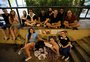 Fãs de Sandy e Junior se revezam na fila por ingressos para show em Porto Alegre