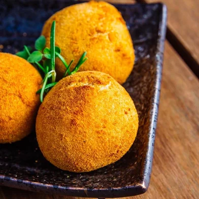  PORTO ALEGRE, RS, BRASIL, 23/03/2016 : Bolinho de batata com carne, receita preferida da colunista Carolina Bahia para Destemperados.  (Omar Freitas/Agência RBS)Indexador: Omar Freitas