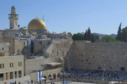 Muro das Lamentações, considerado um dos locais sagrados para os judeus, está localizado a poucos metros de onde foi erguido o Domo da Rocha (cúpula dourada, ao fundo), santuário islâmico