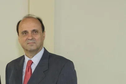 Néspolo e Fedoca - Prefeito João Alfredo de Castilhos Bertolucci ¿ Fedoca (à direita) e Edson Néspolo com a portaria de nomeação 