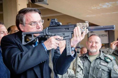 Jair Bolsonaro posa com fuzil na mão em Israel. Foto: Instagram/@jairmessiasbolsonaro