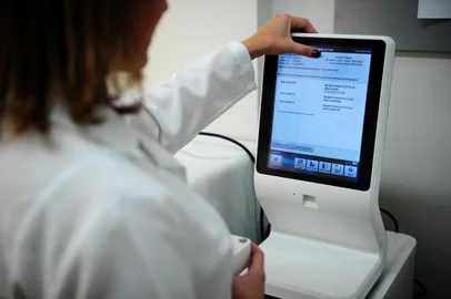  Consultório de Caxias do Sul realiza exame inédito no estado. médica Aline demonstra como o aparelho funciona. (Felipe Nyland/Agência RBS)