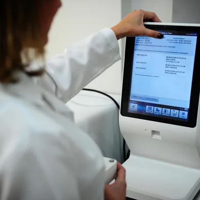  Consultório de Caxias do Sul realiza exame inédito no estado. médica Aline demonstra como o aparelho funciona. (Felipe Nyland/Agência RBS)