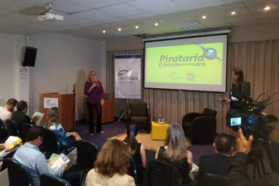 Coletiva apresenta dados sobre o comércio pirata em Caxias do Sul, na manhã desta terça-feira