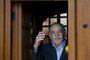  (FILE) Nobel Literature prize-winning writer and journalist, Colombian Gabriel Garcia Marquez, waves while coming out from his house to meet the press during his 87th birthday, in Mexico City, on March 6, 2014. Garcia Marquez died on April 17, 2014 in Mexico at the age of 87, according to local media.   AFP PHOTO / Yuri CORTEZEditoria: ACELocal: MEXICO CITYIndexador: YURI CORTEZSecao: LiteratureFonte: AFPFotógrafo: STF