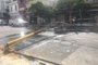 Um caminhão com placas de Farroupilha bateu em fios e derrubou um poste na Avenida Presidente Franklin Roosevelt, no bairro Floresta, em Porto Alegre. O acidente ocorreu às 8h desta quinta-feira (4). Conforme a Empresa Pública de Transporte e Circulação (EPTC), o motorista abandonou o veículo e fugiu do local.