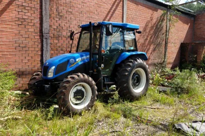 A Polícia Civil de Caxias do Sul encontrou um trator que foi levado durante um golpe no Paraná. A máquina agrícola é avaliada em R$ 90 mil e foi recuperada na Vila Maestra. A suposta compra do trator foi negociada por um site de produtos usados e o golpista utilizou o depósito de um envelope vazio para enganar sua vítima.