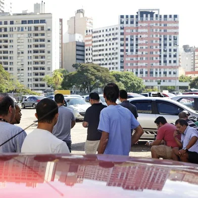  PORTO ALEGRE, RS, BRASIL, 04-04-2019: Aglomeração de motoristas de aplicativo no bairro Cidade Baixa. Condutores de Uber e 99 se concentram no Largo Zumbi dos Palmares. (Foto: Mateus Bruxel / Agência RBS)