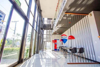 Inaugura na próxima terça-feira a primeira franquia da americana RE/MAX em Caxias do Sul. A nova imobiliária, idealizada pelos sócios Adir Winck e Antonio Winck, ocupa uma área de 270 metro quadrados no edifício Olavo Bilac Corporate.