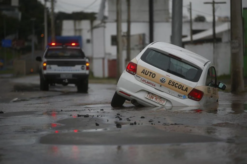 Asfalto cede e carro de autoescola cai em cratera na zona sul de Porto ...