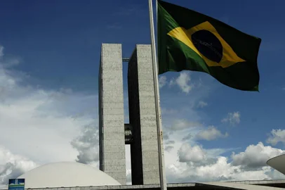 Foto: Waldemir Barretoquinta-feira, 14 de janeiro de 2010A bandeira Nacional arriada até a metade do mastro.Local: Congresso NacionalOBS:Solicitamos sua atenção para o cumprimento da Lei do Direito Autoral n.º 5988, de 14 de dezembro de 1973, Cap. IV, Parágrafo 1º do artigo 82º, que determina:A fotografia quando divulgada, indicará de forma legível, o nome de seu autor. O crédito deverá ser dirigido à Waldemir Barreto / Agência Senado.
