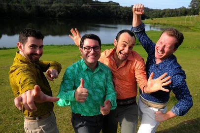  CAXIAS DO SUL, RS, BRASIL 14/05/2018O grupo caxiense Yangos e os cantores Rafa Gubert e Paola Delazzeri gravam, no Jardim Botânico de Caxias do Sul, clipe para a música tema da série De Manta e Cuia, projeto em parceria entre Pioneiro, RBS TV Caxias e Rádio Gaúcha Serra que vai mostrar como o inverno define os moradores da Serra a partir dos costumes, gastronomia, jeito de vestir e turismo. (Felipe Nyland/Agência RBS)