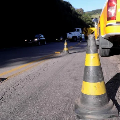  FARROUPILHA, RS, BRASIL, 08/04/2019 - Caminhão boiadeiro que tombou na curva da morte na semana passada é retirado. Por conta do estado de putrefação, oa animais mortos serão enterrados numa vala sanitária, ali mesmo. (Marcelo Casagrande/Agência RBS)