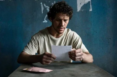 ****EXCLUSIVO, SINAL ABERTO, FLÁVIA REQUIÃORepleta de participações especiais, a segunda temporada de `Carcereiros¿, que estreia na TV no próximo dia 16 de abril, conta com a presença de José Loreto durante o primeiro episódio. Na trama, o ator dá vida a Paraíba, um presidiário que não aceita desaforo, mas que se desmancha quando lê as cartas que recebe da mulher, personagem vivida pela cantora Karol Conká, também em participação especial na série.