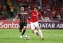 Rodrigo Dourado deixa jogo contra o Palestino mais cedo e vira dúvida para o Gre-Nal