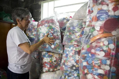  CAXIAS DO SUL, RS, BRASIL, 08/01/2019: Projeto Engenharia Solidária, criado pela engenheira Rejane Rech, recolhe tampas plásticas para arrecadar dinheiro e doar a ONGs de proteção a animais. (CAMILA DOMINGUES/AGÊNCIA RBS)