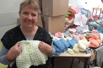 Bernadete Vanin de Vargas  do projeto de bem com a vida confeccionam e doa roupas de bebe ao hospital geral