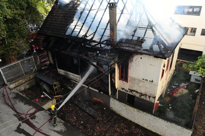  CAXIAS DO SUL, RS, BRASIL, 10/04/2019. Incêndio em residência na rua Visconde de Pelotas, quase na esquina da Ernesto Alves. Não houve vítimas. (Porthus Junior/Agência RBS)