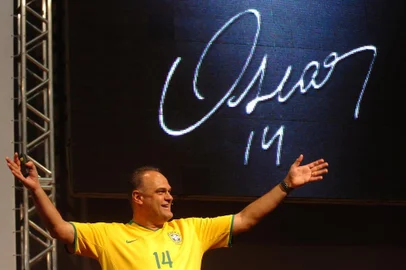  Com o tema O trabalho em equipe como chave para o sucesso da Marcopolo, Oscar Schmidt palestra, na tarde desta sexta-feira, para 7,2 mil funcionários da Marcopolo, no Centro Poliesportivo do Sesi, em Caxias do Sul.