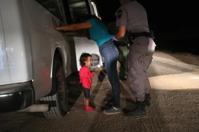 Border Patrol Agents Detain Migrants Near US-Mexico BorderMCALLEN, TX - JUNE 12: A two-year-old Honduran asylum seeker cries as her mother is searched and detained near the U.S.-Mexico border on June 12, 2018 in McAllen, Texas. The asylum seekers had rafted across the Rio Grande from Mexico and were detained by U.S. Border Patrol agents before being sent to a processing center for possible separation. Customs and Border Protection (CBP) is executing the Trump administrations zero tolerance policy towards undocumented immigrants. U.S. Attorney General Jeff Sessions also said that domestic and gang violence in immigrants country of origin would no longer qualify them for political asylum status.   John Moore/Getty Images/AFPEditoria: CLJLocal: McAllenIndexador: JOHN MOOREFonte: GETTY IMAGES NORTH AMERICAFotógrafo: STF