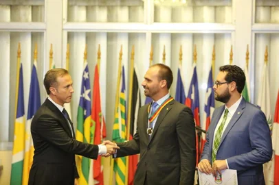 Eduardo Bolsonaro recebe medalha do Mérito Farroupilha