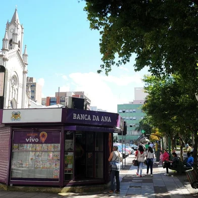  CAXIAS DO SUL, RS, BRASIL 11/04/2019Permanência ou não das bancas de revistas em espaços públicos de Caxias foi parar na Justiça. Ouvimos os donos e a opinião das pessoas na rua. Banca da Ana na Praça Dante Alighieri. (Felipe Nyland/Agência RBS)