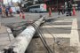 Poste foi derrubado após caminhão puxar fios de energia no centro de Porto Alegre