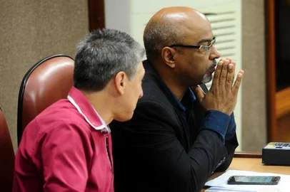  CAXIAS DO SUL, RS, BRASIL, 16/04/2018.  Sessão de julgamento do processo de impeachment do prefeito de Caxias do Sul, Daniel Guerra (PRB), na Câmara de Vereadores. Na foto, Edson da Rosa (PMDB) e Kiko Girardi (PSD). (Diogo Sallaberry/Agência RBS)