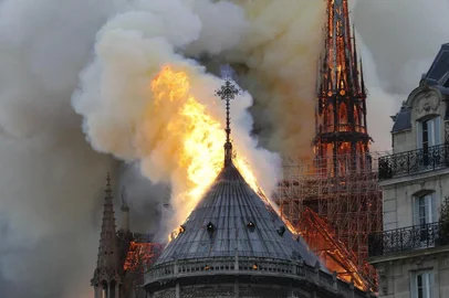  Flames burn the roof of the landmark Notre-Dame Cathedral in central Paris on April 15, 2019, potentially involving renovation works being carried out at the site, the fire service said. - A major fire broke out at the landmark Notre-Dame Cathedral in central Paris sending flames and huge clouds of grey smoke billowing into the sky, the fire service said. The flames and smoke plumed from the spire and roof of the gothic cathedral, visited by millions of people a year, where renovations are currently underway. (Photo by FRANCOIS GUILLOT / AFP)Editoria: DISLocal: ParisIndexador: FRANCOIS GUILLOTSecao: fireFonte: AFPFotógrafo: STF