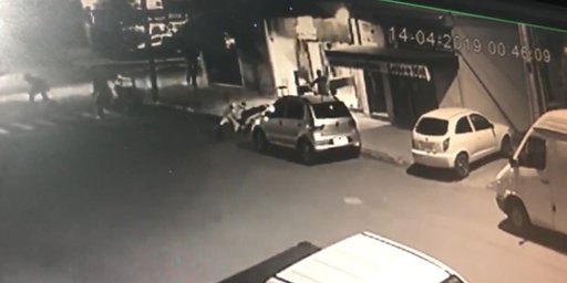 VÍDEO: câmera flagra momento em que homem atira 12 vezes contra jovens ...