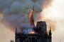  The steeple of the landmark Notre-Dame Cathedral collapses as the cathedral is engulfed in flames in central Paris on April 15, 2019. - A huge fire swept through the roof of the famed Notre-Dame Cathedral in central Paris on April 15, 2019, sending flames and huge clouds of grey smoke billowing into the sky. The flames and smoke plumed from the spire and roof of the gothic cathedral, visited by millions of people a year. A spokesman for the cathedral told AFP that the wooden structure supporting the roof was being gutted by the blaze. (Photo by Geoffroy VAN DER HASSELT / AFP)Editoria: DISLocal: ParisIndexador: GEOFFROY VAN DER HASSELTSecao: fireFonte: AFPFotógrafo: STR
