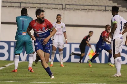 O jogador Marcos Vinícius do Bragantino comemora gol durante a partida entre Bragantino PA e Aparecidense GO, válida pela Copa do Brasil 2019 no Estádio Mangueirão em Belém (PA), nesta quarta-feira (10). Fernando Torres/Futura Press