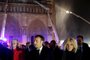  French President Emmanuel Macron and his wife Brigitte walk outside the Notre Dame Cathedral where a fire continues to burn in Paris on April 16, 2019. - A huge fire swept through the roof of the famed Notre-Dame Cathedral in central Paris on April 15, 2019, sending flames and huge clouds of grey smoke billowing into the sky. The flames and smoke plumed from the spire and roof of the gothic cathedral, visited by millions of people a year. A spokesman for the cathedral told AFP that the wooden structure supporting the roof was being gutted by the blaze. (Photo by PHILIPPE WOJAZER / POOL / AFP)Editoria: LIFLocal: ParisIndexador: PHILIPPE WOJAZERSecao: tourismFonte: POOLFotógrafo: STR