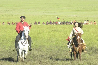 #Máquina: D1-5021683Gravação de A Casa das Sete Mulheres, em UruguainaThiago Lacerda (Garibaldi) e Giovanna Antonelli (Anita).-CRÉDITO: ANDRÉ FELTES, AGÊNCIA RBS, 20/11/2002