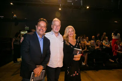  PORTO ALEGRE - RS - BRASIL, 15.04.2019. Nelson, Sergius Gonzaga e Leticia.  Leticia Wierzchowski e Nelson Sirotsky, autores do livro O Oitavo Dia, participam de bate-papo no Centro Municipal de Cultura.   (FOTO ANDRÉA GRAIZIndexador: Andrea Graiz