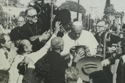 Sequência de fotos que mostra Roni Pedro Borghetti, durante a visita do santo padre a Porto Alegre, em 1980. Borguetti colocava um chapéu de gaúcho no Papa.#PÁGINA:5 Fonte: Não Consta Fotógrafo: Arquivo Pessoal