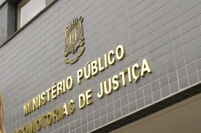 *** Ministério Público-RRigon ***Ministério Público. Promotorias de Justiça de Caxias do Sul. Promotor Adrio Gelatti relata excesso de trabalho e falta de funcionários para realizar o grande volume de pedidos. Na foto, apromotora Adriana Chesani.