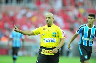  PORTO ALEGRE, RS, BRASIL, 01-03-2015 - Campeonato Gaúcho 2015 - 8ª Rodada,  Internacional x Grêmio no Estádio Beira-Rio.(Foto:Ricardo Duarte/Agência RBS)Arbitragem - Jean Pierre Golçalves Lima
