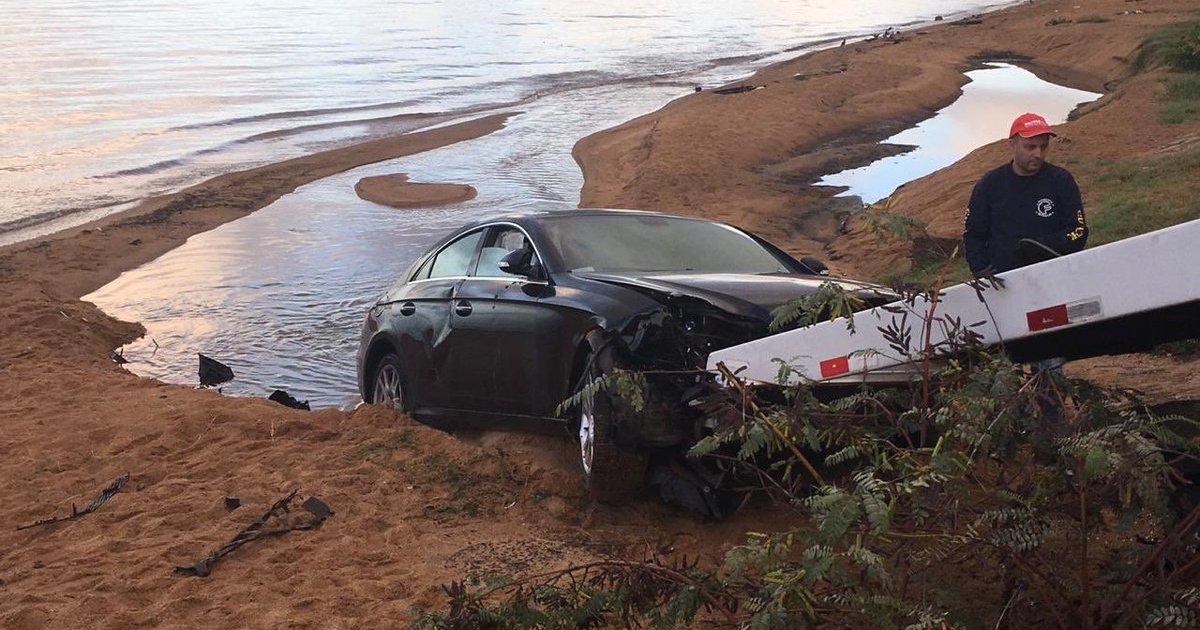 Mercedes-Benz quebra mureta e invade praia de Ipanema, em Porto Alegre