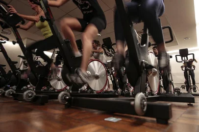  PORTO ALEGRE, RS, BRASIL - 2018.10.12 - Modalidades que vão bombar no verão. Aula de HIIT Bike, treino intervalado de alta intensidade coletivo feito em bicicletas. (Foto: ANDRÉ ÁVILA/ Agência RBS)Indexador: Andre Avila