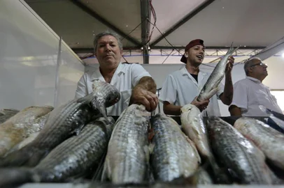 PORTO ALEGRE, RS, BRASIL - 2019.04.16 - Feira do Peixe de POA, junto ao Mercado Público, começa a receber clientes para a semana santa. Na foto: José Avelino Carvalho (Foto: ANDRÉ ÁVILA/ Agência RBS)
